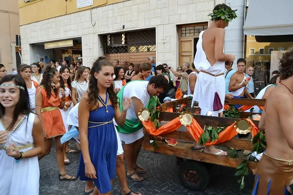 市?ファノ。マルケ州。イタリア。パレードの「ノデイチェーザリ」古代ローマの衣装に触発 — ストック写真