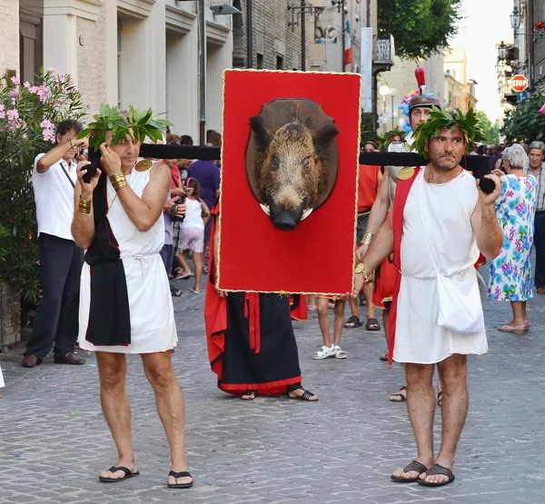 Város?? a Fano. Marche. Olaszország. "a Fano dei Cesari" felvonulás a jelmezek, az ókori Róma ihlette — Stock Fotó