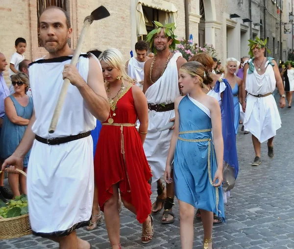 Cidade de Fano. Marche. Itália. desfile "o Fano dei Cesari" inspirado nos trajes da Roma antiga — Fotografia de Stock