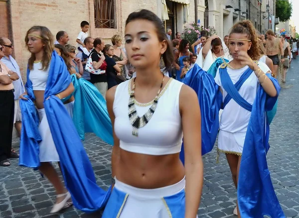 La ville de Fano. Les Marches. Italie. défilé "le Fano dei Cesari" inspiré par les costumes de la Rome antique — Photo