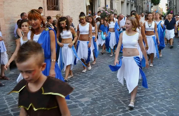 Cidade de Fano. Marche. Itália. desfile "o Fano dei Cesari" inspirado nos trajes da Roma antiga — Fotografia de Stock