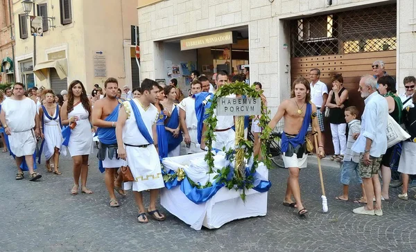 De la ciudad de Fano. Marche. De Italia. desfile "el Fano dei Cesari" inspirado en los trajes de la antigua Roma — Foto de Stock