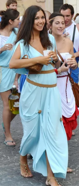 De la ciudad de Fano. Marche. De Italia. desfile "el Fano dei Cesari" inspirado en los trajes de la antigua Roma — Foto de Stock