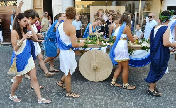 Město?? z Fano. Marche. Itálie. průvod "Fano dei Cesari" inspirované kostýmy starověkého Říma — Stock fotografie