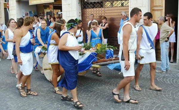 Város?? a Fano. Marche. Olaszország. "a Fano dei Cesari" felvonulás a jelmezek, az ókori Róma ihlette — Stock Fotó