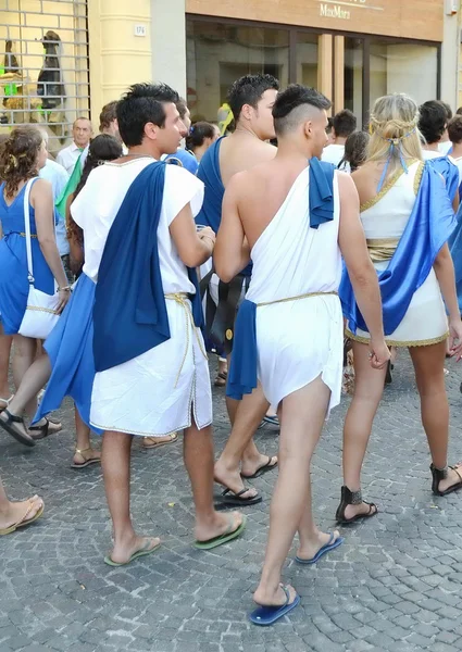 City ​​of fano. Märsche. Italien. Parade "fano dei cesari" inspiriert von den Kostümen des antiken Roms — Stockfoto