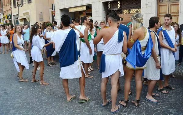 Město?? z Fano. Marche. Itálie. průvod "Fano dei Cesari" inspirované kostýmy starověkého Říma — Stock fotografie