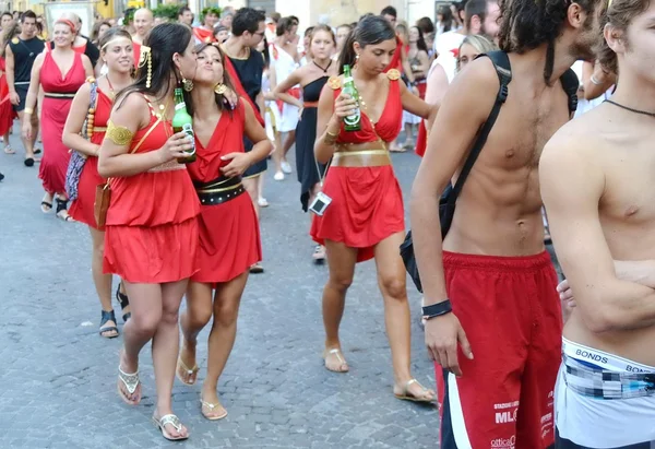 Staden?? i Fano. Marche. Italien. parad "Fano dei Cesari" inspirerad av kostymer av antika Rom — Stockfoto