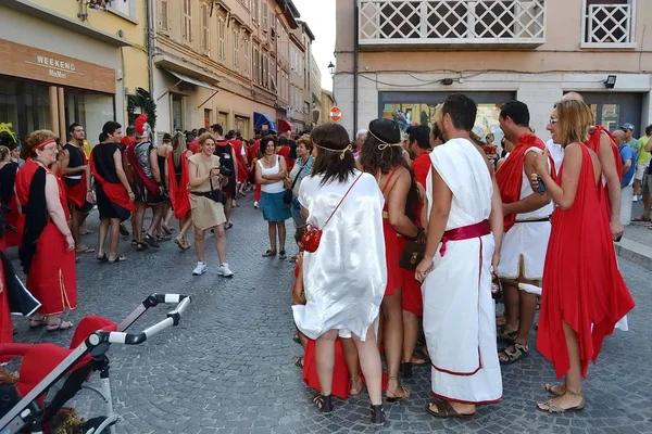 De la ciudad de Fano. Marche. De Italia. desfile "el Fano dei Cesari" inspirado en los trajes de la antigua Roma — Foto de Stock