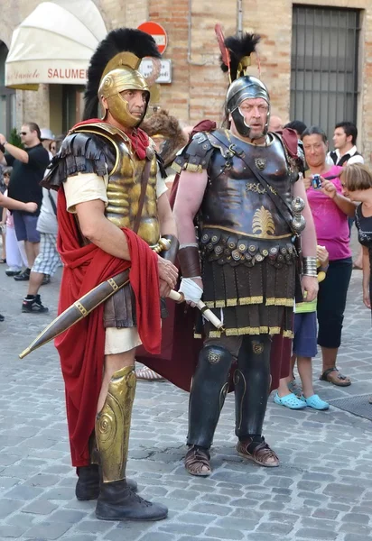 De la ciudad de Fano. Marche. De Italia. desfile "el Fano dei Cesari" inspirado en los trajes de la antigua Roma — Foto de Stock