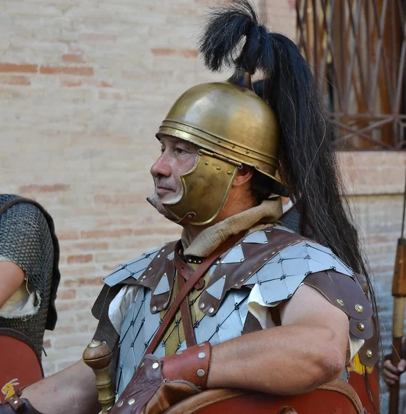 Staden?? i Fano. Marche. Italien. parad "Fano dei Cesari" inspirerad av kostymer av antika Rom — Stockfoto