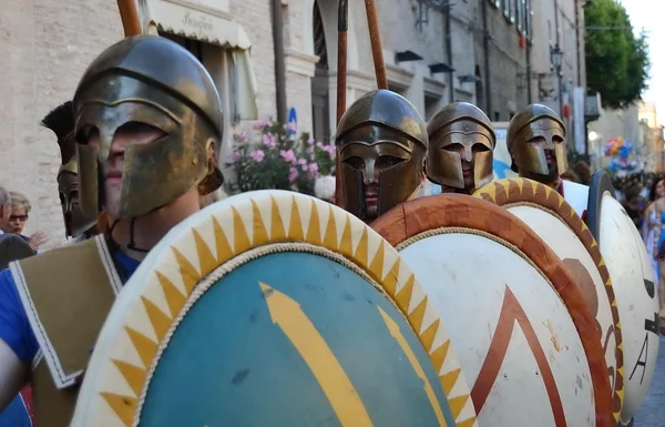 Város?? a Fano. Marche. Olaszország. "a Fano dei Cesari" felvonulás a jelmezek, az ókori Róma ihlette — Stock Fotó