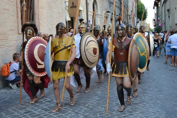 城??法诺。马尔凯。意大利。阅兵"Fano dei 萨里"灵感来自古罗马的服装 — 图库照片