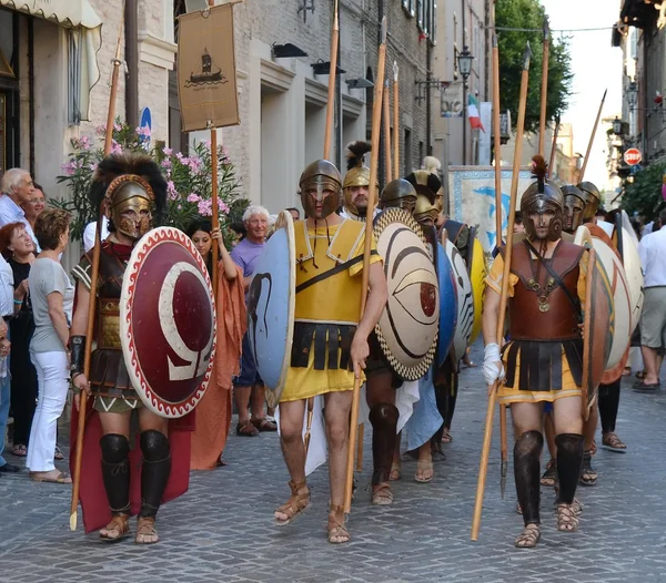 Város?? a Fano. Marche. Olaszország. "a Fano dei Cesari" felvonulás a jelmezek, az ókori Róma ihlette — Stock Fotó