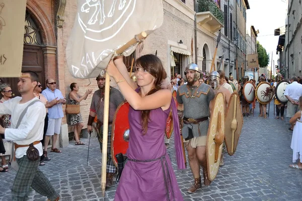 Staden?? i Fano. Marche. Italien. parad "Fano dei Cesari" inspirerad av kostymer av antika Rom — Stockfoto