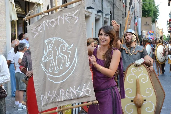 Staden?? i Fano. Marche. Italien. parad "Fano dei Cesari" inspirerad av kostymer av antika Rom — Stockfoto