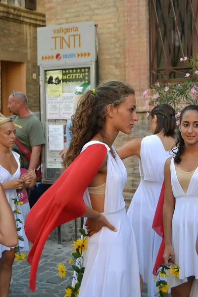 Orașul Fano. Marche. Italia. Parada "Fano dei Cesari" inspirată din costumele Romei antice — Fotografie, imagine de stoc