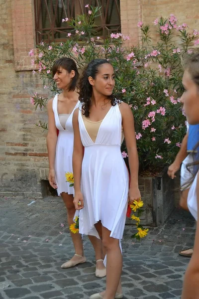 Cidade de Fano. Marche. Itália. desfile "o Fano dei Cesari" inspirado nos trajes da Roma antiga — Fotografia de Stock