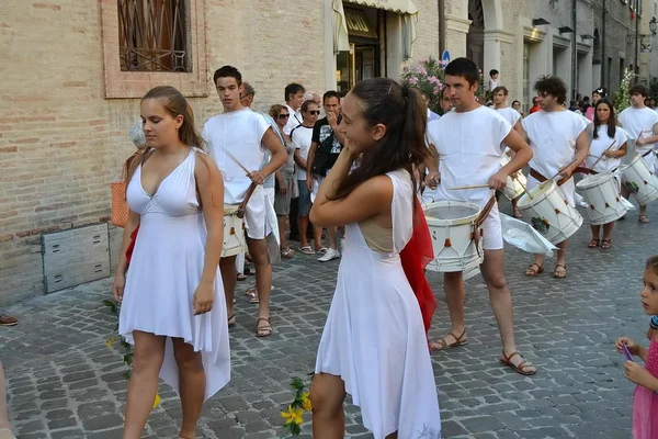 De la ciudad de Fano. Marche. De Italia. desfile "el Fano dei Cesari" inspirado en los trajes de la antigua Roma — Foto de Stock