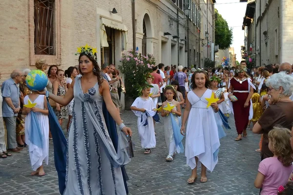 市?ファノ。マルケ州。イタリア。パレードの「ノデイチェーザリ」古代ローマの衣装に触発 — ストック写真