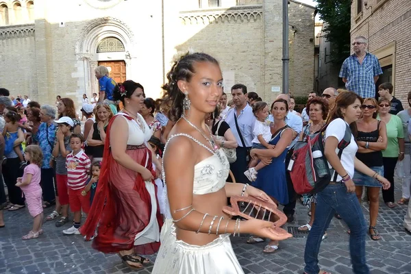 Cidade de Fano. Marche. Itália. desfile "o Fano dei Cesari" inspirado nos trajes da Roma antiga — Fotografia de Stock