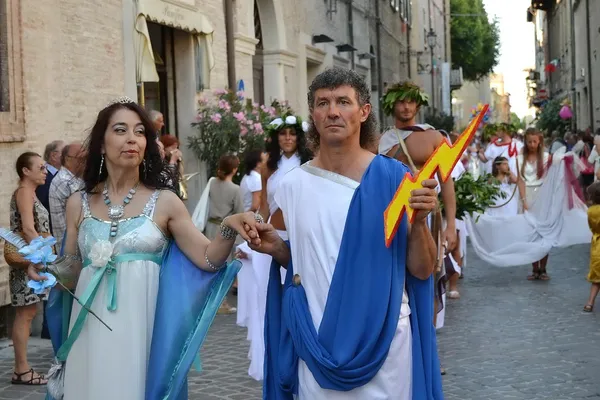 Staden?? i Fano. Marche. Italien. parad "Fano dei Cesari" inspirerad av kostymer av antika Rom — Stockfoto