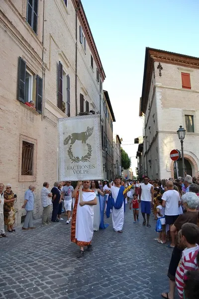 Město?? z Fano. Marche. Itálie. průvod "Fano dei Cesari" inspirované kostýmy starověkého Říma — Stock fotografie