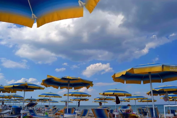 Parasols op het strand. zee. ontspanning. zomer. vakantie — Stockfoto