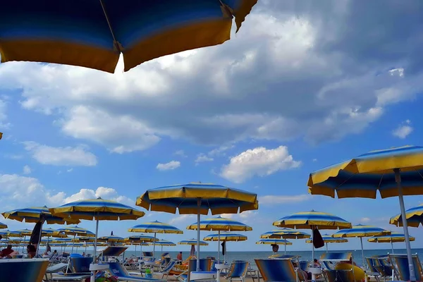 Parasols op het strand. zee. ontspanning. zomer. vakantie — Stockfoto