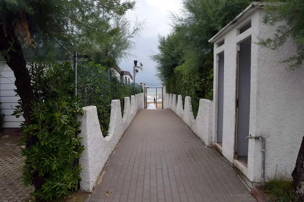 Plages italiennes. accès à la mer — Photo