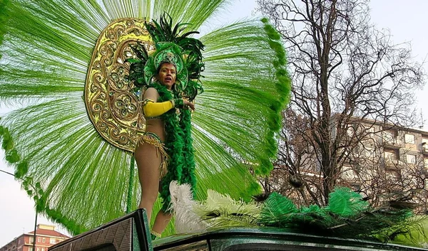Karnaval geçit. Brezilyalı dansçılar — Stok fotoğraf
