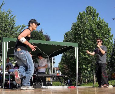 funky. doğaçlama, dans ve şarkı söyleme