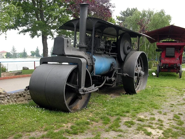 Tracteur. machines anciennes et instruments agricoles — Photo