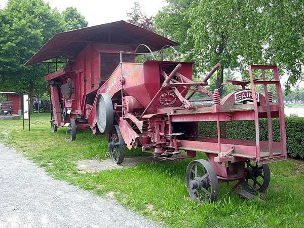 Trator. maquinaria antiga e instrumentos agrícolas — Fotografia de Stock