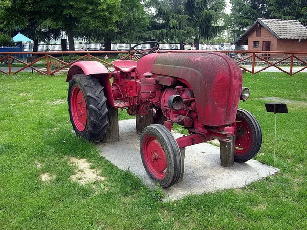 Trator. maquinaria antiga e instrumentos agrícolas — Fotografia de Stock