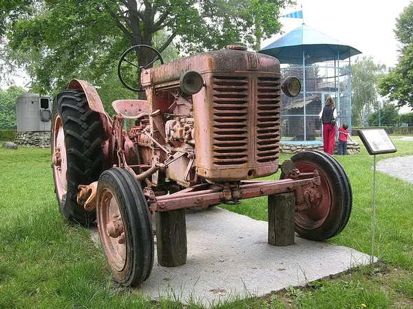 Traktor. staré stroje a zemědělské náčiní — Stock fotografie