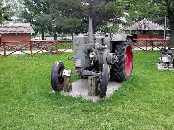 Tracteur. machines anciennes et instruments agricoles — Photo