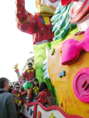Karnaval geçit. arabaları. maske. konfeti. göster. insanlar. Açık.