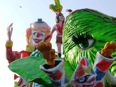 Karnaval geçit. arabaları. maske. konfeti. göster. insanlar. Açık.