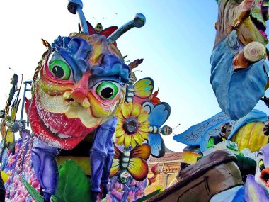 Karnaval geçit. arabaları. maske. konfeti. göster. insanlar. Açık.