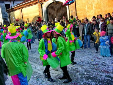 Karnaval geçit. arabaları. maske. konfeti. göster. insanlar. Açık.