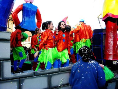 Karnaval geçit. arabaları. maske. konfeti. göster. insanlar. Açık.