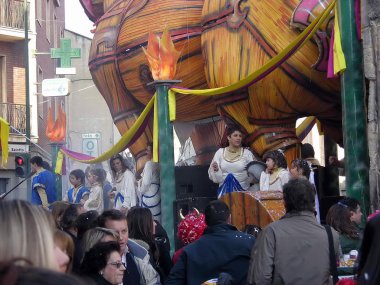 Karnaval geçit. arabaları. maske. konfeti. göster. insanlar. Açık.