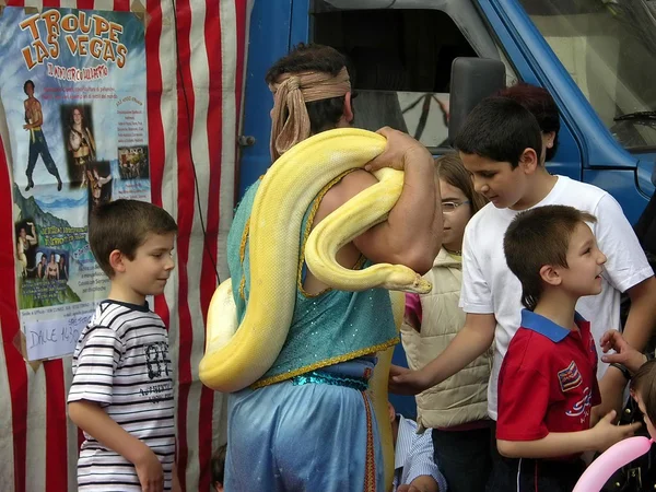 Circo di strada. Fachiro. incantatore di serpenti. mostra . — Foto Stock