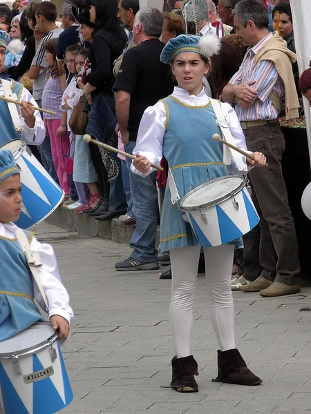 Desfile. disfraces. tambores. Chicas. Suonatrici. música. ritmo —  Fotos de Stock