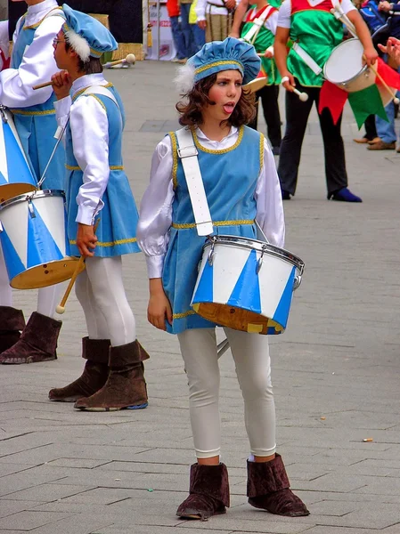 Parade. kostuums. drums. meisjes. suonatrici. muziek. ritme — Stockfoto