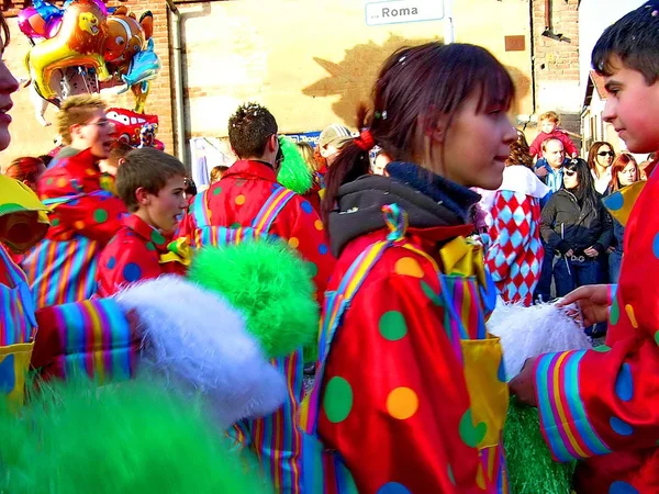 Desfile de carnaval. Carrinhos. Máscara. confete. Mostra. Pessoas. exterior . — Fotografia de Stock