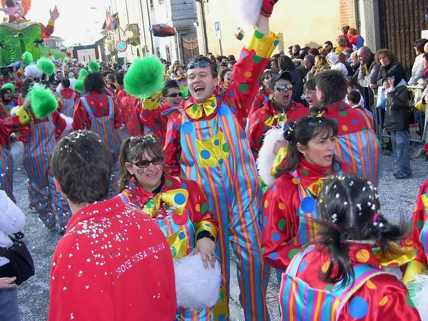 Desfile de carnaval. Carritos. máscara. confeti. Muestra. Gente. exterior . — Foto de Stock