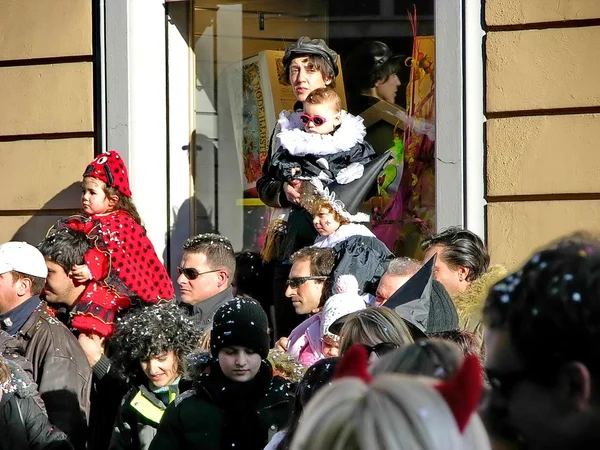 Desfile de carnaval. Carritos. máscara. confeti. Muestra. Gente. exterior . — Foto de Stock