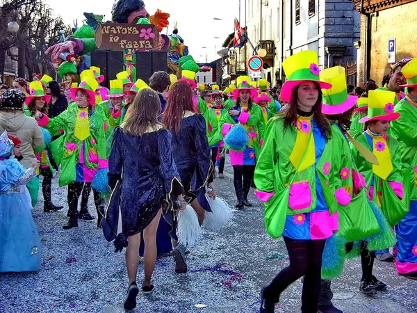 Carnival parade. carts. mask. confetti. show. people. outdoor. — Stock Photo, Image